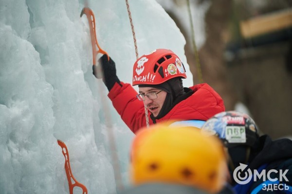 Подняться на ледяную вышку за 10 секунд: в Омске прошли соревнования ледолазов Подняться на ледяную вышку за 10 секунд: в Омске прошли соревнования ледолазов