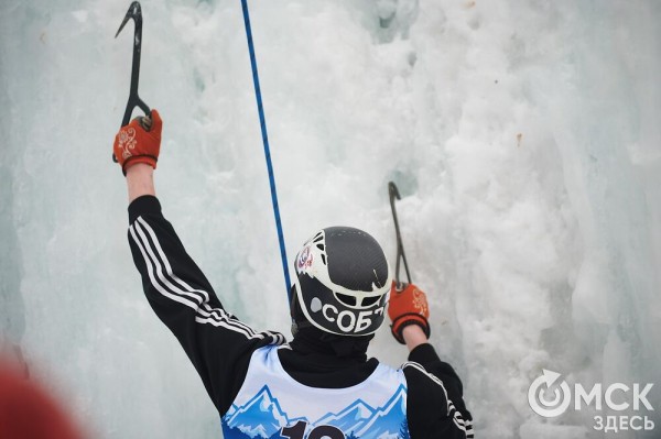 Подняться на ледяную вышку за 10 секунд: в Омске прошли соревнования ледолазов Подняться на ледяную вышку за 10 секунд: в Омске прошли соревнования ледолазов