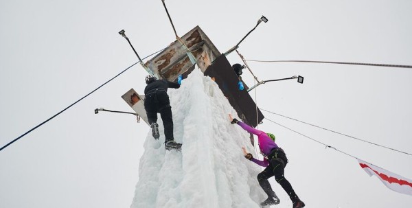 Подняться на ледяную вышку за 10 секунд: в Омске прошли соревнования ледолазов Подняться на ледяную вышку за 10 секунд: в Омске прошли соревнования ледолазов
