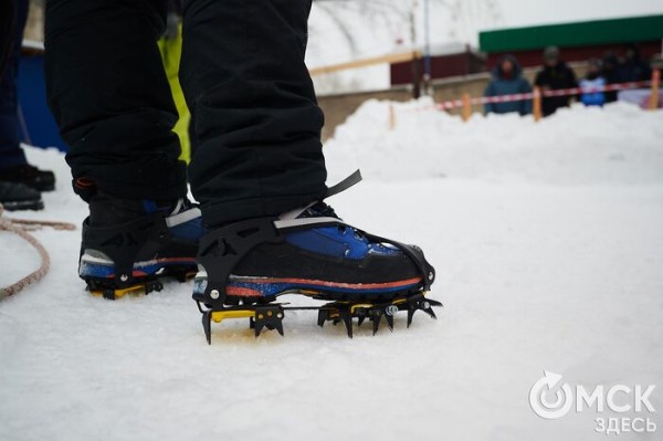 Подняться на ледяную вышку за 10 секунд: в Омске прошли соревнования ледолазов Подняться на ледяную вышку за 10 секунд: в Омске прошли соревнования ледолазов