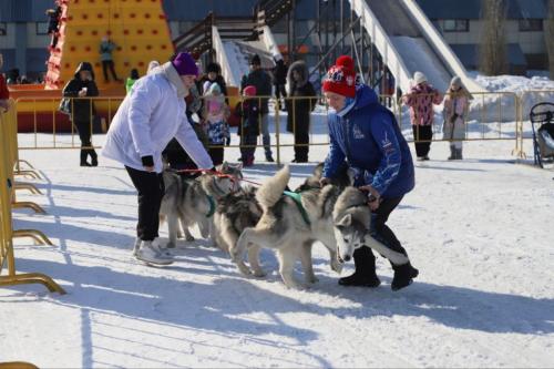 Огромный флаг, скалодром, гонки и концерты: в Омске отметили десятилетие «Крымской весны»