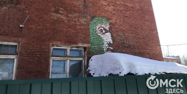 Сиюминутное настроение или отношение к миру? Рассматриваем загадочное лицо на стене научно-исследовательского института