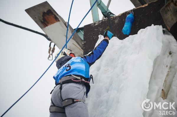 Подняться на ледяную вышку за 10 секунд: в Омске прошли соревнования ледолазов Подняться на ледяную вышку за 10 секунд: в Омске прошли соревнования ледолазов