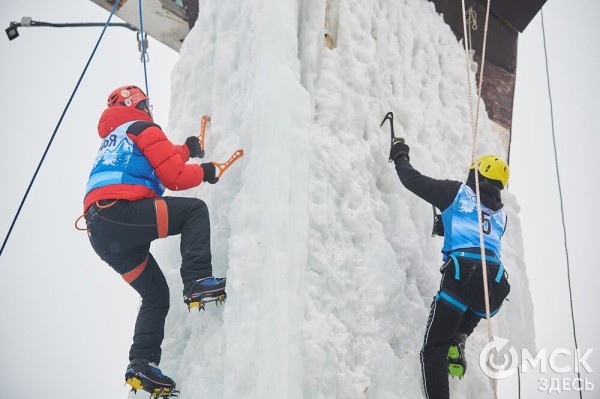 Подняться на ледяную вышку за 10 секунд: в Омске прошли соревнования ледолазов Подняться на ледяную вышку за 10 секунд: в Омске прошли соревнования ледолазов
