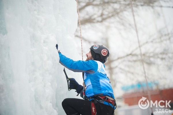 Подняться на ледяную вышку за 10 секунд: в Омске прошли соревнования ледолазов Подняться на ледяную вышку за 10 секунд: в Омске прошли соревнования ледолазов