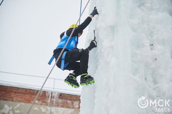 Подняться на ледяную вышку за 10 секунд: в Омске прошли соревнования ледолазов Подняться на ледяную вышку за 10 секунд: в Омске прошли соревнования ледолазов