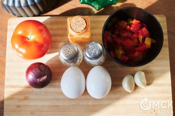 Партизанская курица и схватка с самым "крутым" яйцом - готовим для любимой женщины