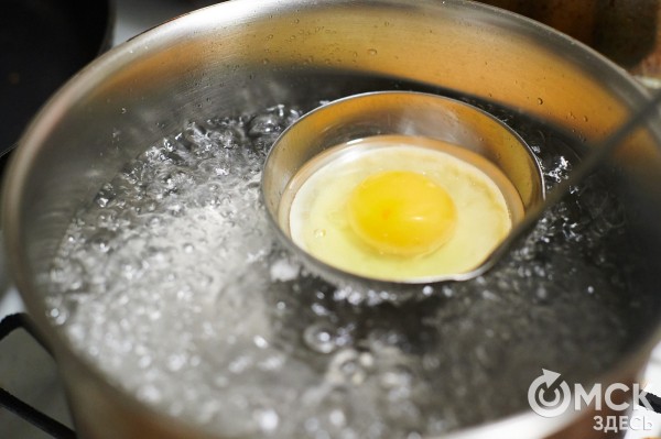 Партизанская курица и схватка с самым "крутым" яйцом - готовим для любимой женщины