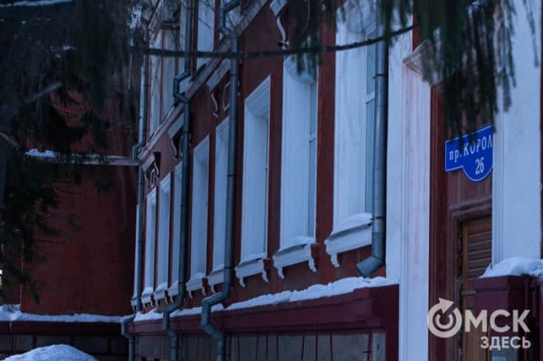 Сиюминутное настроение или отношение к миру? Рассматриваем загадочное лицо на стене научно-исследовательского института