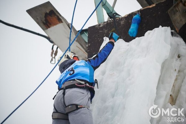 Подняться на ледяную вышку за 10 секунд: в Омске прошли соревнования ледолазов Подняться на ледяную вышку за 10 секунд: в Омске прошли соревнования ледолазов