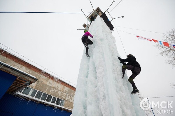 Подняться на ледяную вышку за 10 секунд: в Омске прошли соревнования ледолазов Подняться на ледяную вышку за 10 секунд: в Омске прошли соревнования ледолазов