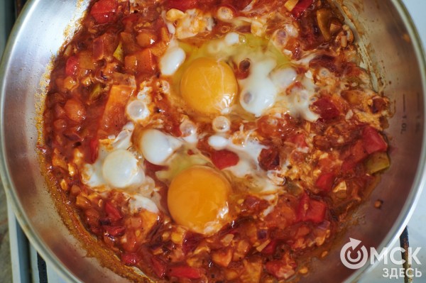 Партизанская курица и схватка с самым "крутым" яйцом - готовим для любимой женщины