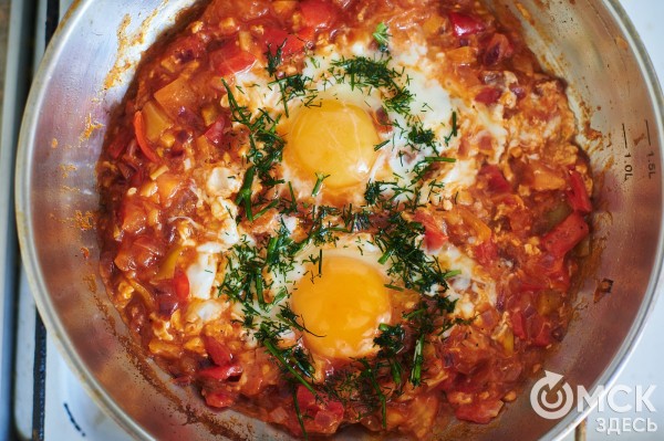 Партизанская курица и схватка с самым "крутым" яйцом - готовим для любимой женщины