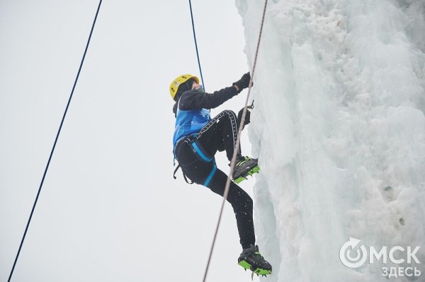 Подняться на ледяную вышку за 10 секунд: в Омске прошли соревнования ледолазов Подняться на ледяную вышку за 10 секунд: в Омске прошли соревнования ледолазов