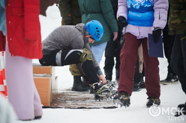 Подняться на ледяную вышку за 10 секунд: в Омске прошли соревнования ледолазов Подняться на ледяную вышку за 10 секунд: в Омске прошли соревнования ледолазов