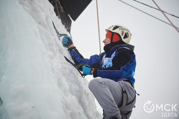 Подняться на ледяную вышку за 10 секунд: в Омске прошли соревнования ледолазов Подняться на ледяную вышку за 10 секунд: в Омске прошли соревнования ледолазов