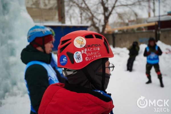 Подняться на ледяную вышку за 10 секунд: в Омске прошли соревнования ледолазов Подняться на ледяную вышку за 10 секунд: в Омске прошли соревнования ледолазов