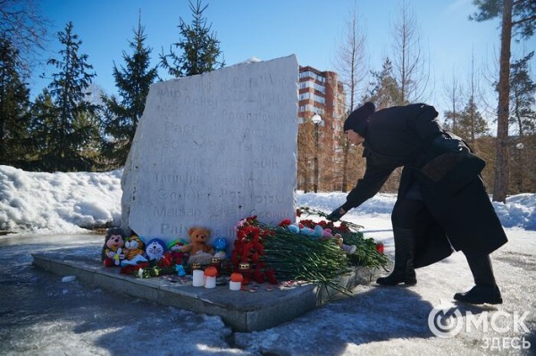 Омичи могут принести цветы в память о погибших в "Крокусе" в сквер Дружбы народов