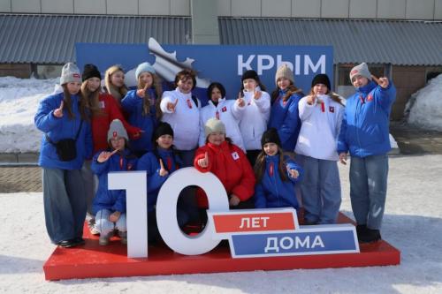 Огромный флаг, скалодром, гонки и концерты: в Омске отметили десятилетие «Крымской весны»