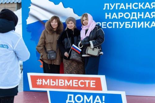 Огромный флаг, скалодром, гонки и концерты: в Омске отметили десятилетие «Крымской весны»