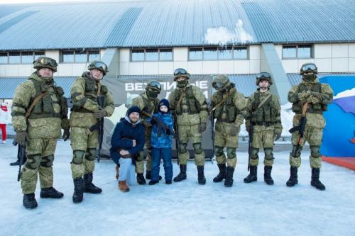 Огромный флаг, скалодром, гонки и концерты: в Омске отметили десятилетие «Крымской весны»
