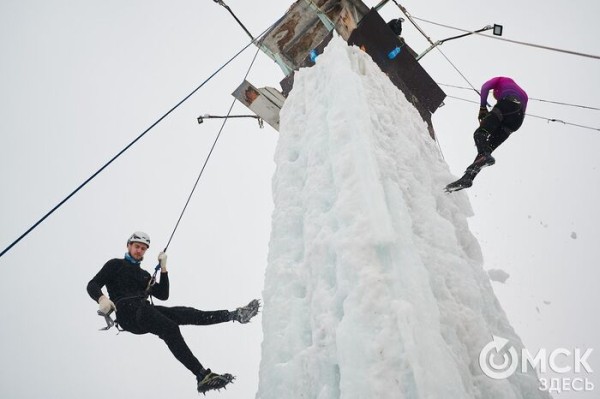 Подняться на ледяную вышку за 10 секунд: в Омске прошли соревнования ледолазов Подняться на ледяную вышку за 10 секунд: в Омске прошли соревнования ледолазов