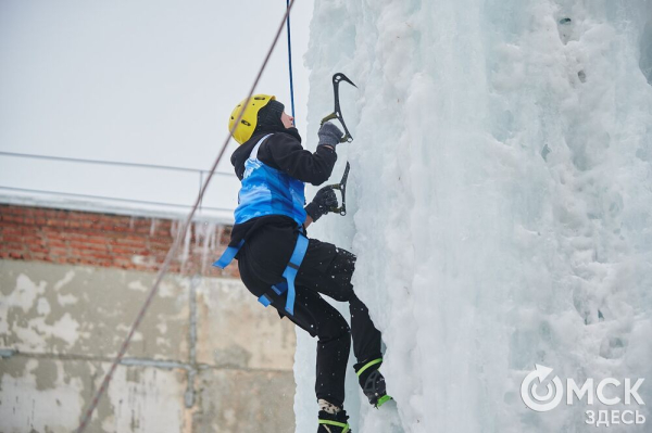 Подняться на ледяную вышку за 10 секунд: в Омске прошли соревнования ледолазов Подняться на ледяную вышку за 10 секунд: в Омске прошли соревнования ледолазов