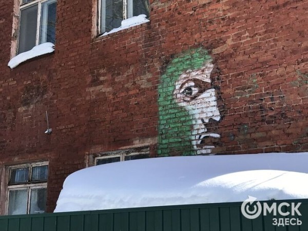 Сиюминутное настроение или отношение к миру? Рассматриваем загадочное лицо на стене научно-исследовательского института