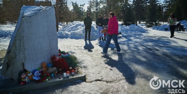 Омичи могут принести цветы в память о погибших в "Крокусе" в сквер Дружбы народов