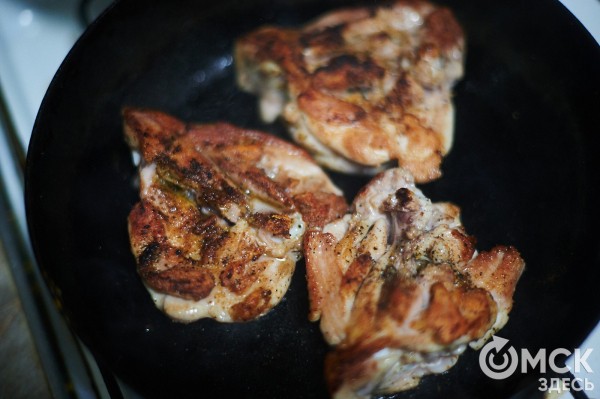 Партизанская курица и схватка с самым "крутым" яйцом - готовим для любимой женщины