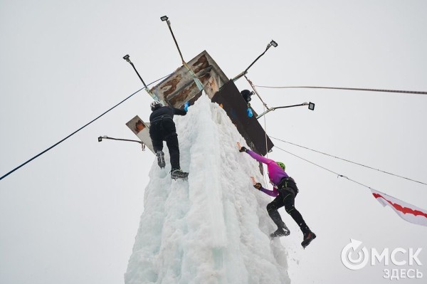 Подняться на ледяную вышку за 10 секунд: в Омске прошли соревнования ледолазов Подняться на ледяную вышку за 10 секунд: в Омске прошли соревнования ледолазов