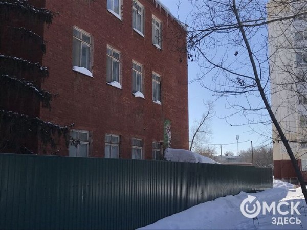 Сиюминутное настроение или отношение к миру? Рассматриваем загадочное лицо на стене научно-исследовательского института