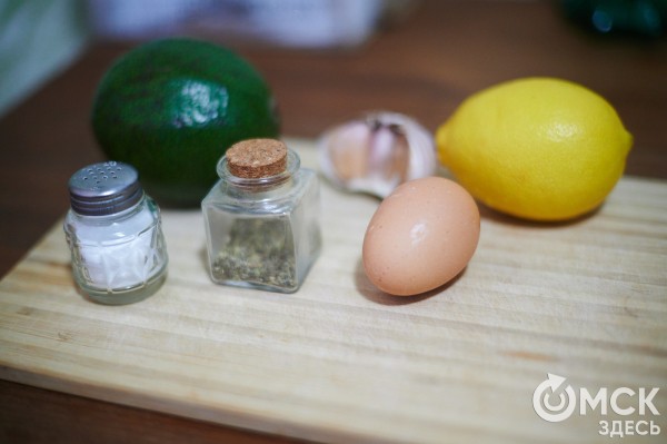 Партизанская курица и схватка с самым "крутым" яйцом - готовим для любимой женщины