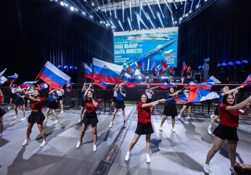 Огромный флаг, скалодром, гонки и концерты: в Омске отметили десятилетие «Крымской весны»