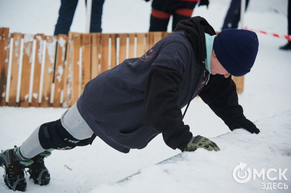 Подняться на ледяную вышку за 10 секунд: в Омске прошли соревнования ледолазов Подняться на ледяную вышку за 10 секунд: в Омске прошли соревнования ледолазов