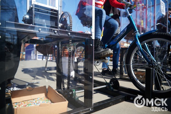 Соревнуясь, наводить чистоту. Омичи пробежались с мусорными пакетами по "Зелёному острову"