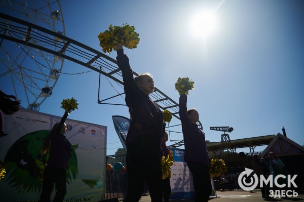 Соревнуясь, наводить чистоту. Омичи пробежались с мусорными пакетами по "Зелёному острову"