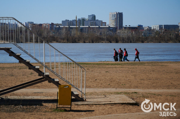 Соревнуясь, наводить чистоту. Омичи пробежались с мусорными пакетами по "Зелёному острову"