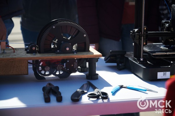 Соревнуясь, наводить чистоту. Омичи пробежались с мусорными пакетами по "Зелёному острову"