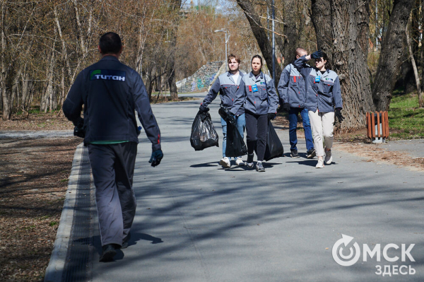 Соревнуясь, наводить чистоту. Омичи пробежались с мусорными пакетами по "Зелёному острову"