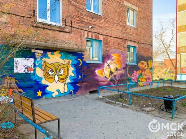 Миньон на палочке и медитирующий Карлсон. Рассматриваем милый дворовый арт Миньон на палочке и медитирующий Карлсон. Рассматриваем милый дворовый арт