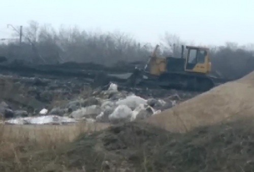 Скандал в дорожном хозяйстве мэрии: грязный подброс мусора в контейнеры омичам