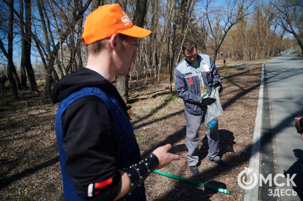 Соревнуясь, наводить чистоту. Омичи пробежались с мусорными пакетами по "Зелёному острову"