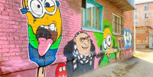 Миньон на палочке и медитирующий Карлсон. Рассматриваем милый дворовый арт Миньон на палочке и медитирующий Карлсон. Рассматриваем милый дворовый арт