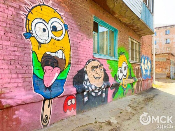 Миньон на палочке и медитирующий Карлсон. Рассматриваем милый дворовый арт Миньон на палочке и медитирующий Карлсон. Рассматриваем милый дворовый арт