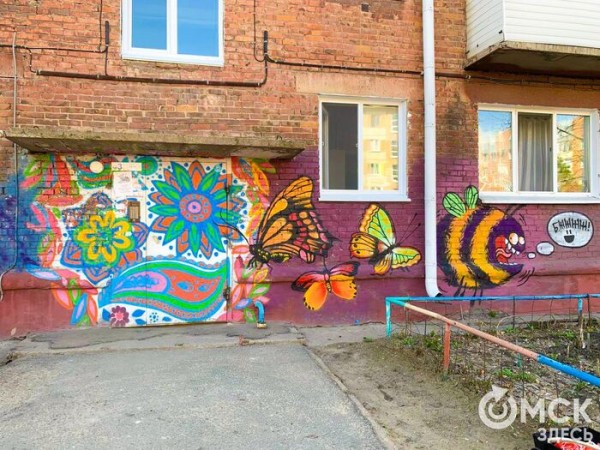 Миньон на палочке и медитирующий Карлсон. Рассматриваем милый дворовый арт Миньон на палочке и медитирующий Карлсон. Рассматриваем милый дворовый арт