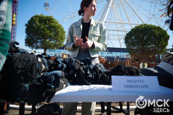 Соревнуясь, наводить чистоту. Омичи пробежались с мусорными пакетами по "Зелёному острову"