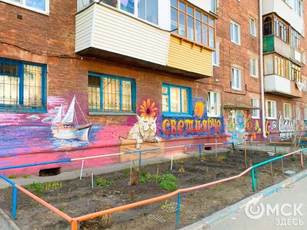 Миньон на палочке и медитирующий Карлсон. Рассматриваем милый дворовый арт Миньон на палочке и медитирующий Карлсон. Рассматриваем милый дворовый арт