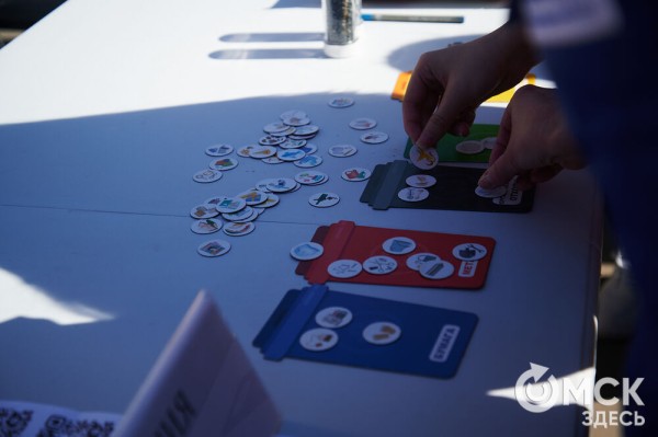 Соревнуясь, наводить чистоту. Омичи пробежались с мусорными пакетами по "Зелёному острову"