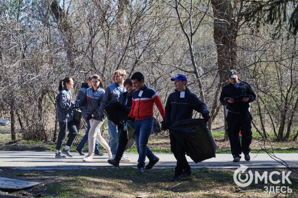 Соревнуясь, наводить чистоту. Омичи пробежались с мусорными пакетами по "Зелёному острову"